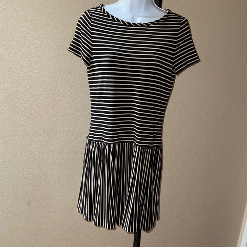 Nine West Black and Cream Striped Short Sleeve Pleated Mini Dress Women’s Size 4